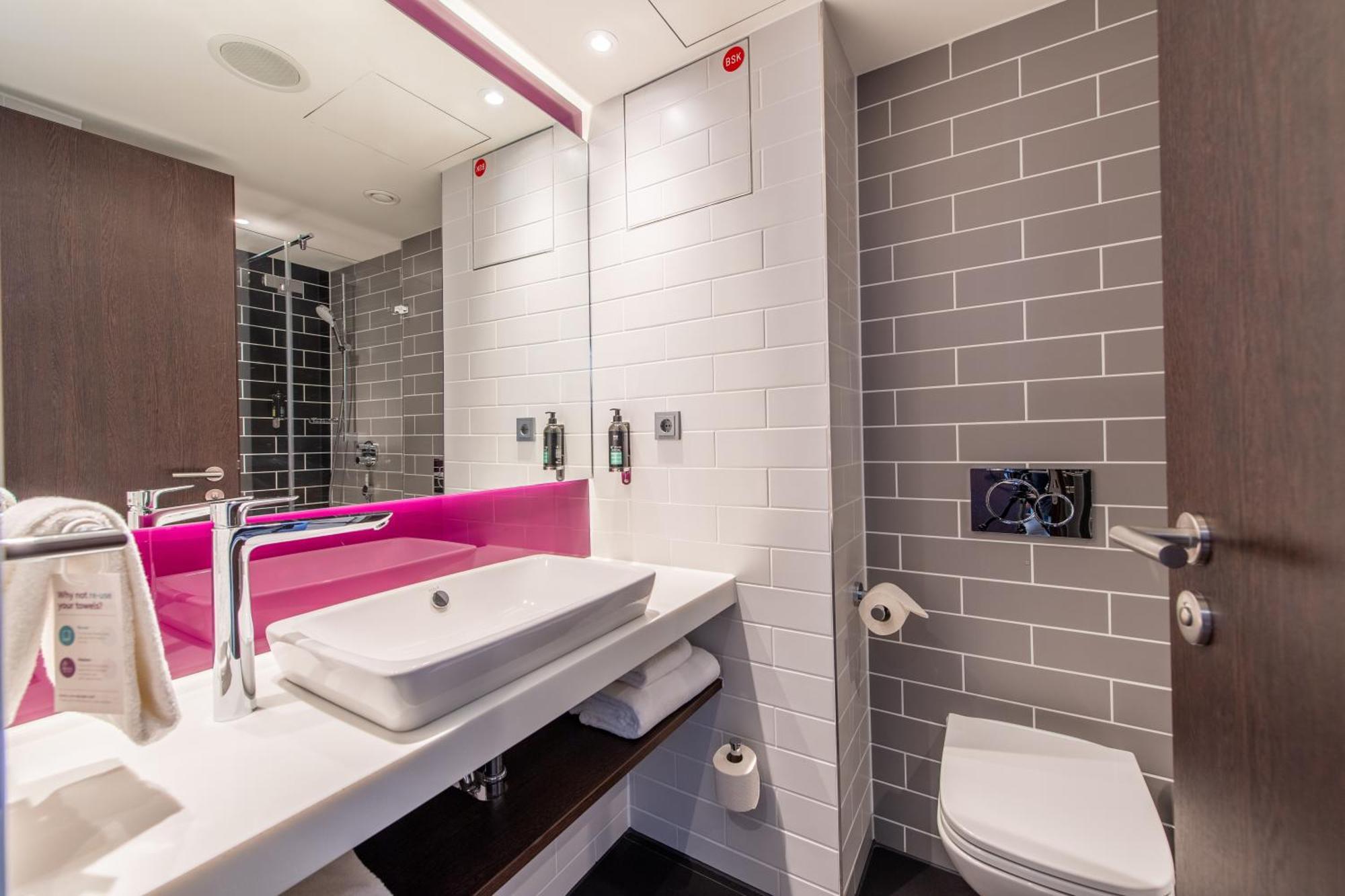 Premier Inn Stuttgart City Centre Экстерьер фото
