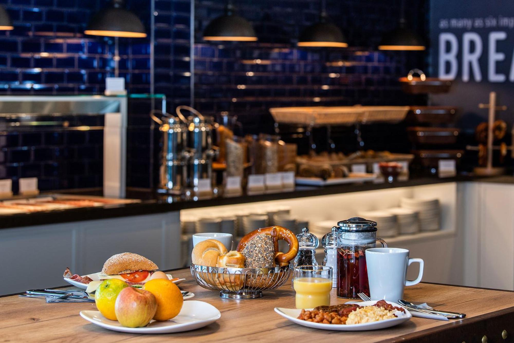 Premier Inn Stuttgart City Centre Экстерьер фото