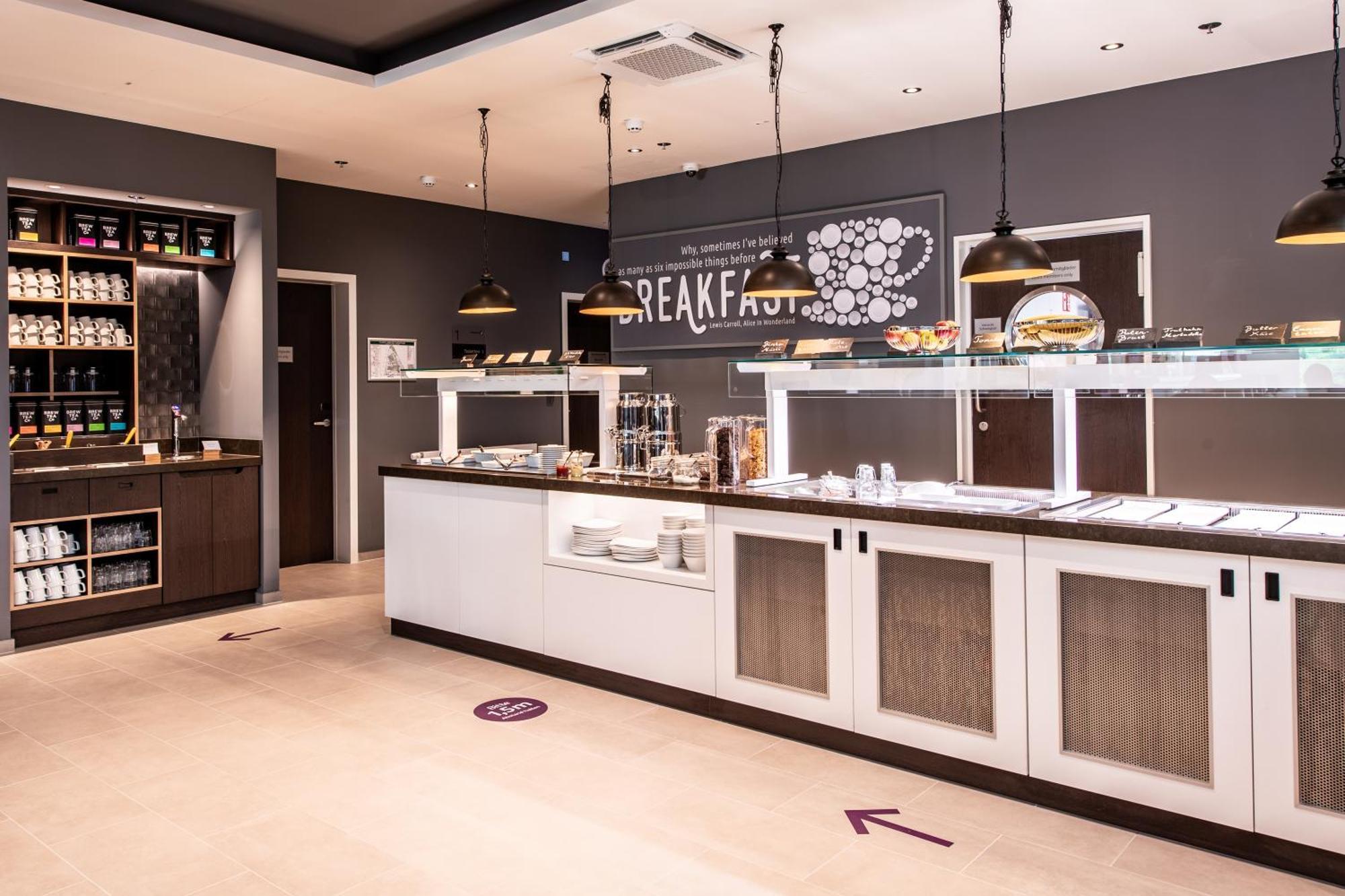 Premier Inn Stuttgart City Centre Экстерьер фото