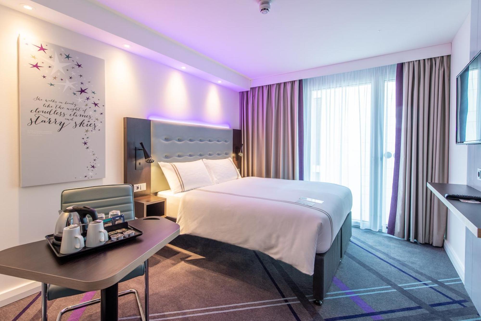 Premier Inn Stuttgart City Centre Экстерьер фото