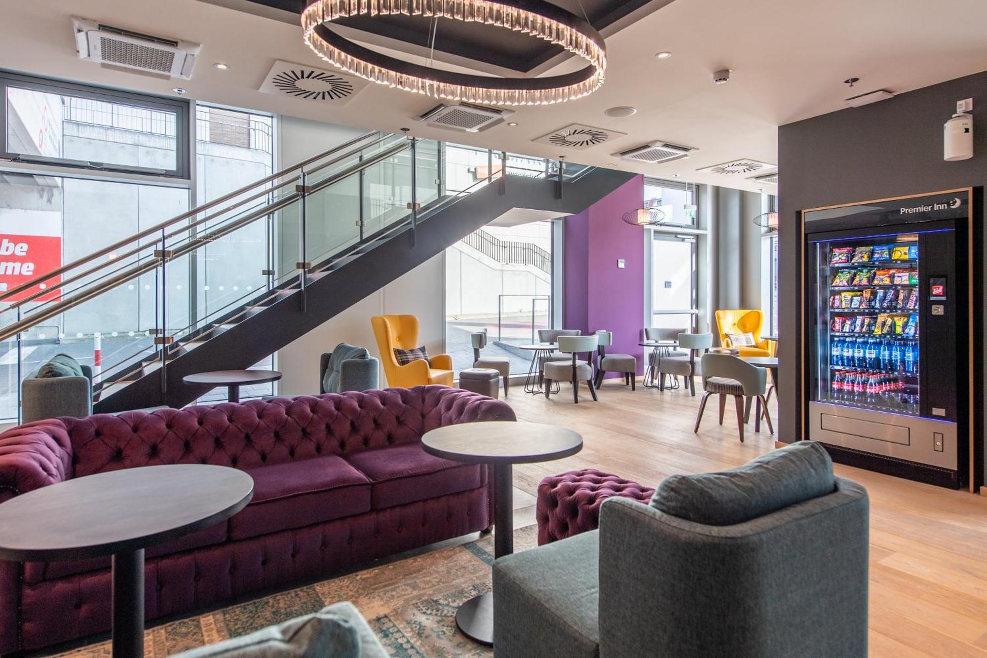 Premier Inn Stuttgart City Centre Экстерьер фото